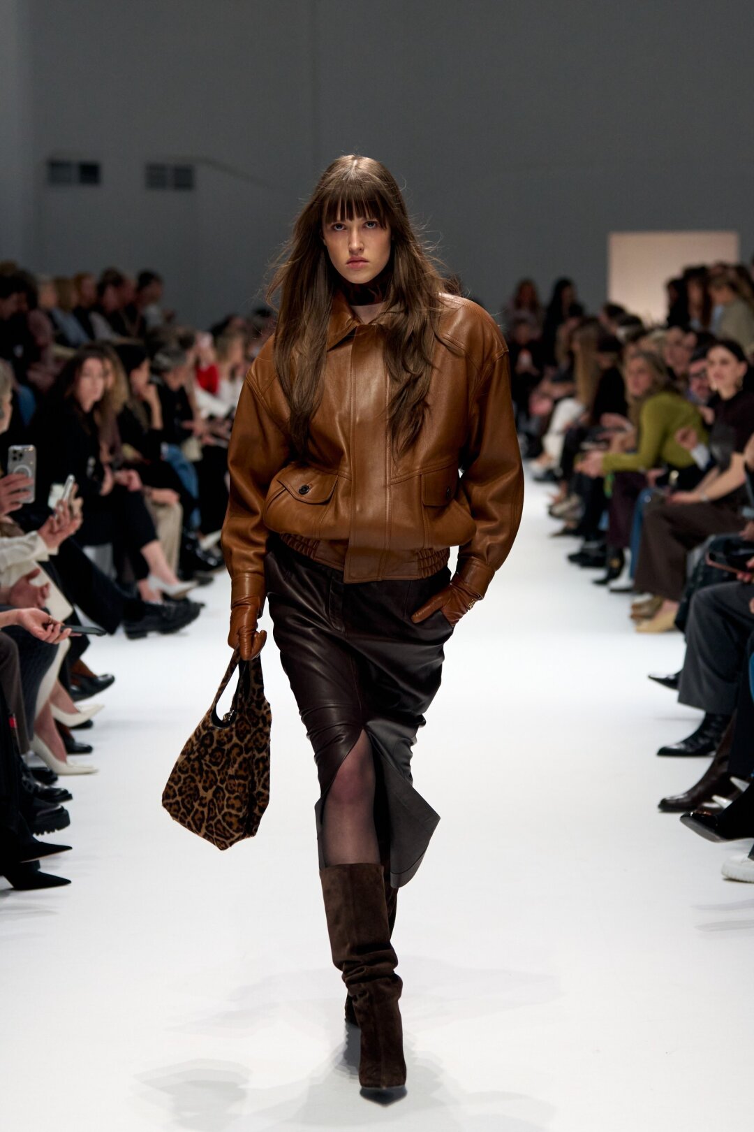 Подиумный рецепт мегадикого лука от ДЛТ: дополняем культовый бомбер Saint Laurent леопардовым хобо Chloé — ну и шагаем от бедра в кожаной юбке MVST