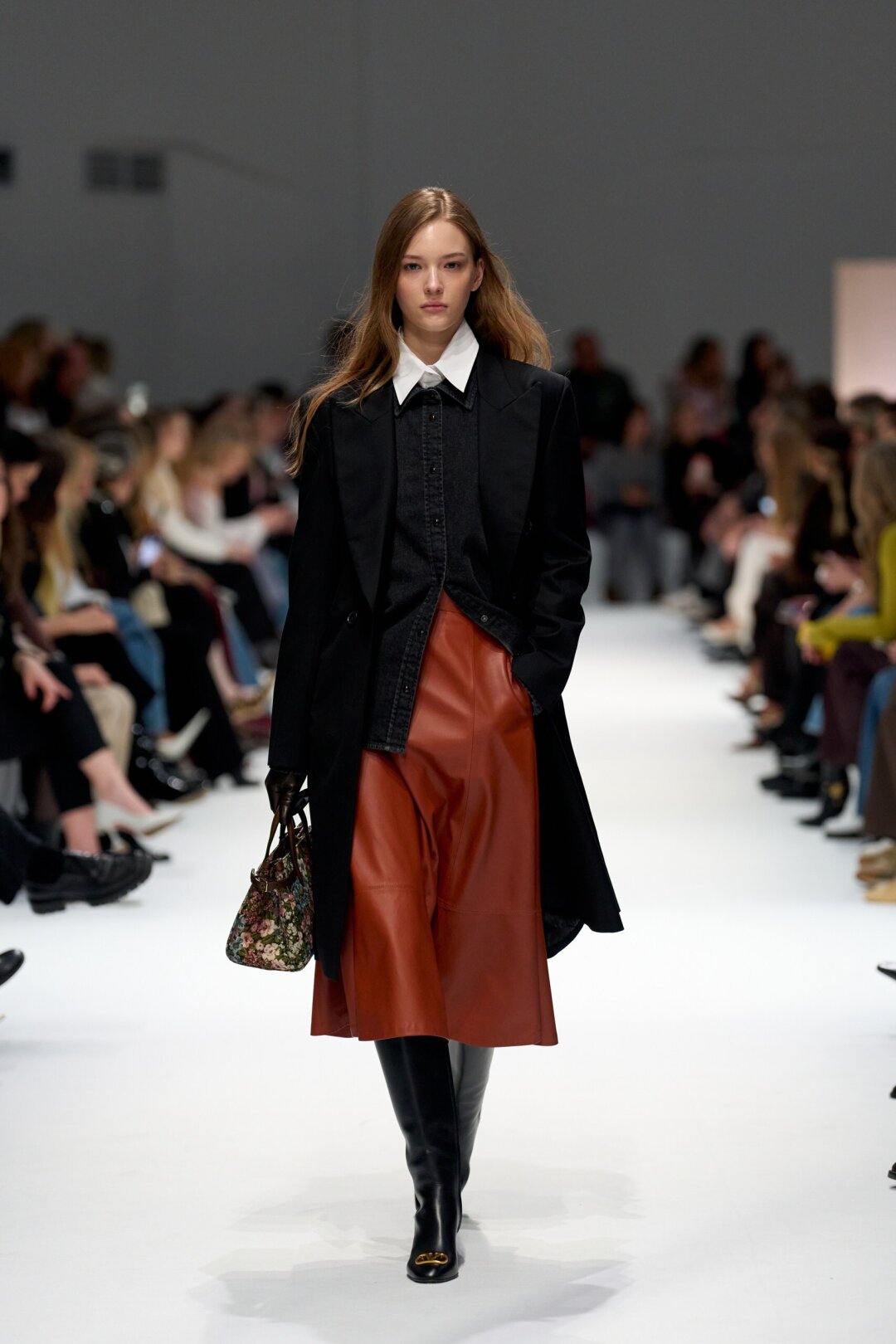 Миксуем джинсовую рубашку с кожаной миди-юбкой