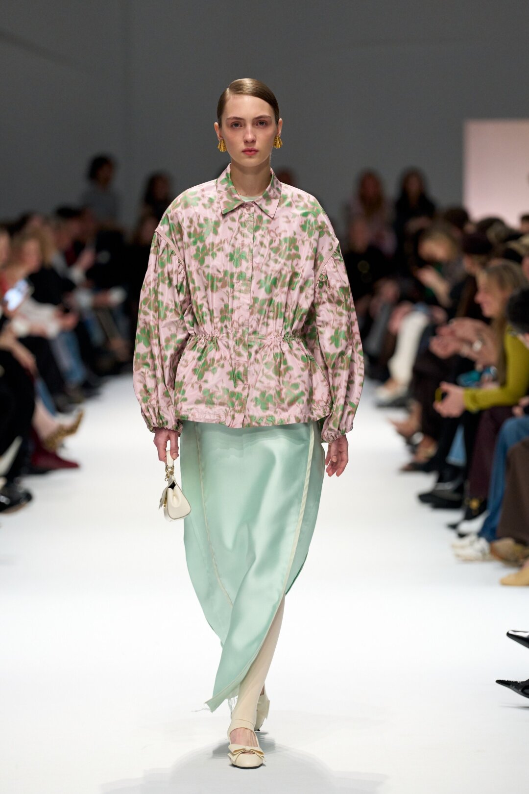 Живописный цветочный бомбер Giambattista Valli как будто специально создан для мэтча с ментоловым платьем Jil Sander