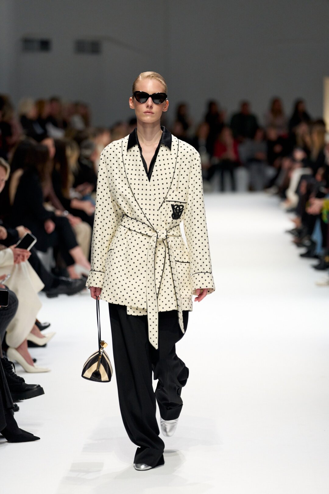 Лучший фэшн-дуэт — горошковый блейзер Valentino и полосатый клатч Le Rond Carre от Jacquemus (не сумка, а арт-объект!)