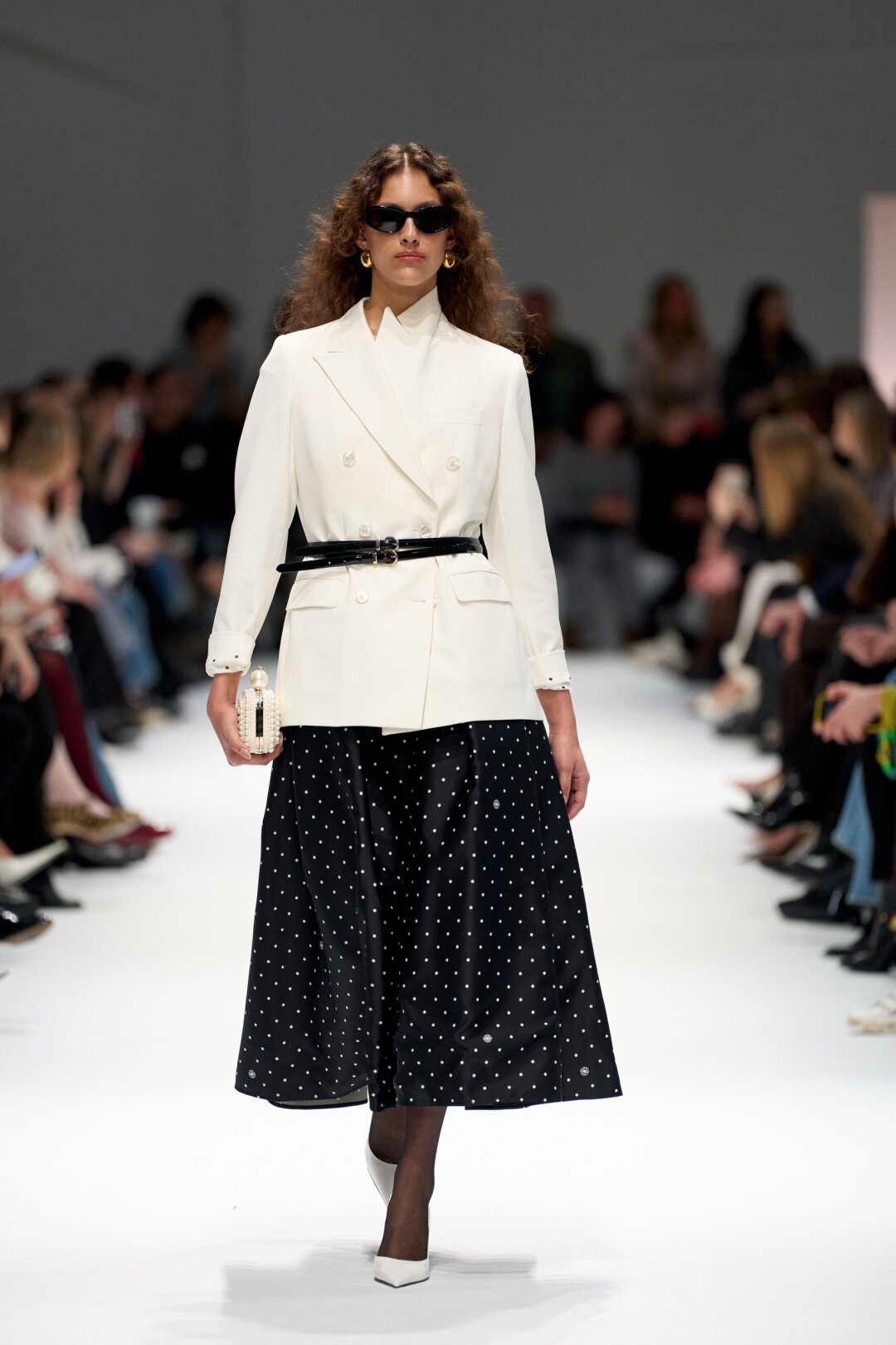 Рецепт диоровского new-look от команды ДЛТ: подпоясываем жакет Elie Saab двумя ретро-ремнями MVST и надеваем поверх горошкового платья (читай: носим