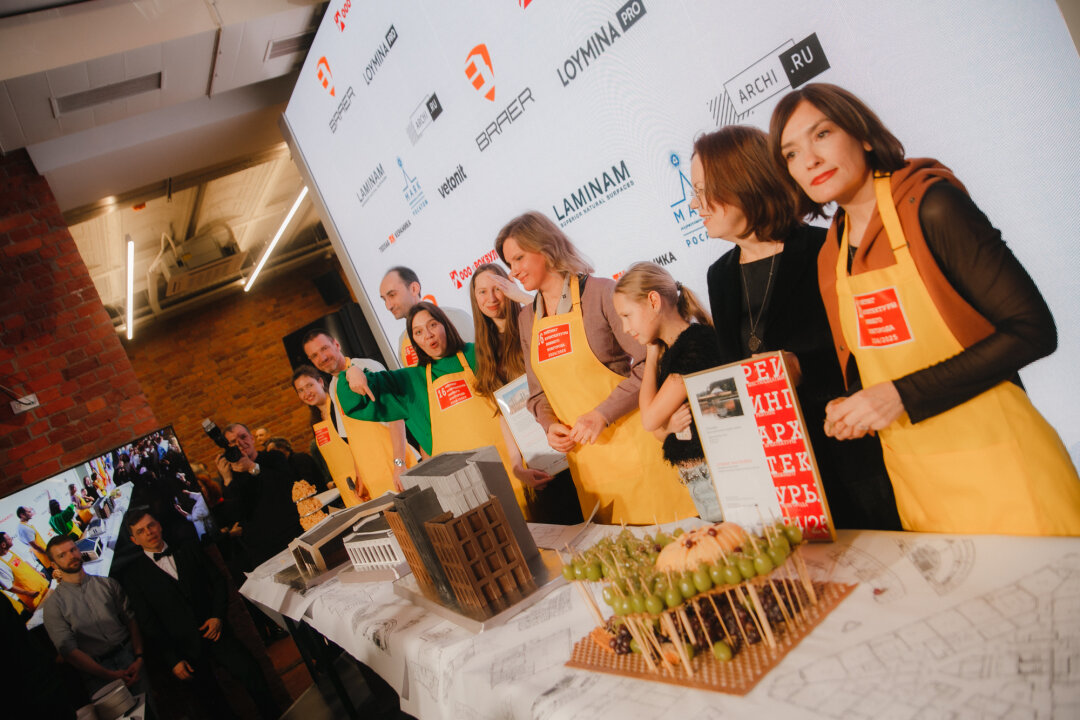 Гастрономической композицией из сыра и винограда угощали присутствующих Зоя Рюрикова и Ольга Грачева из бюро «ДА», авторы центра экологического