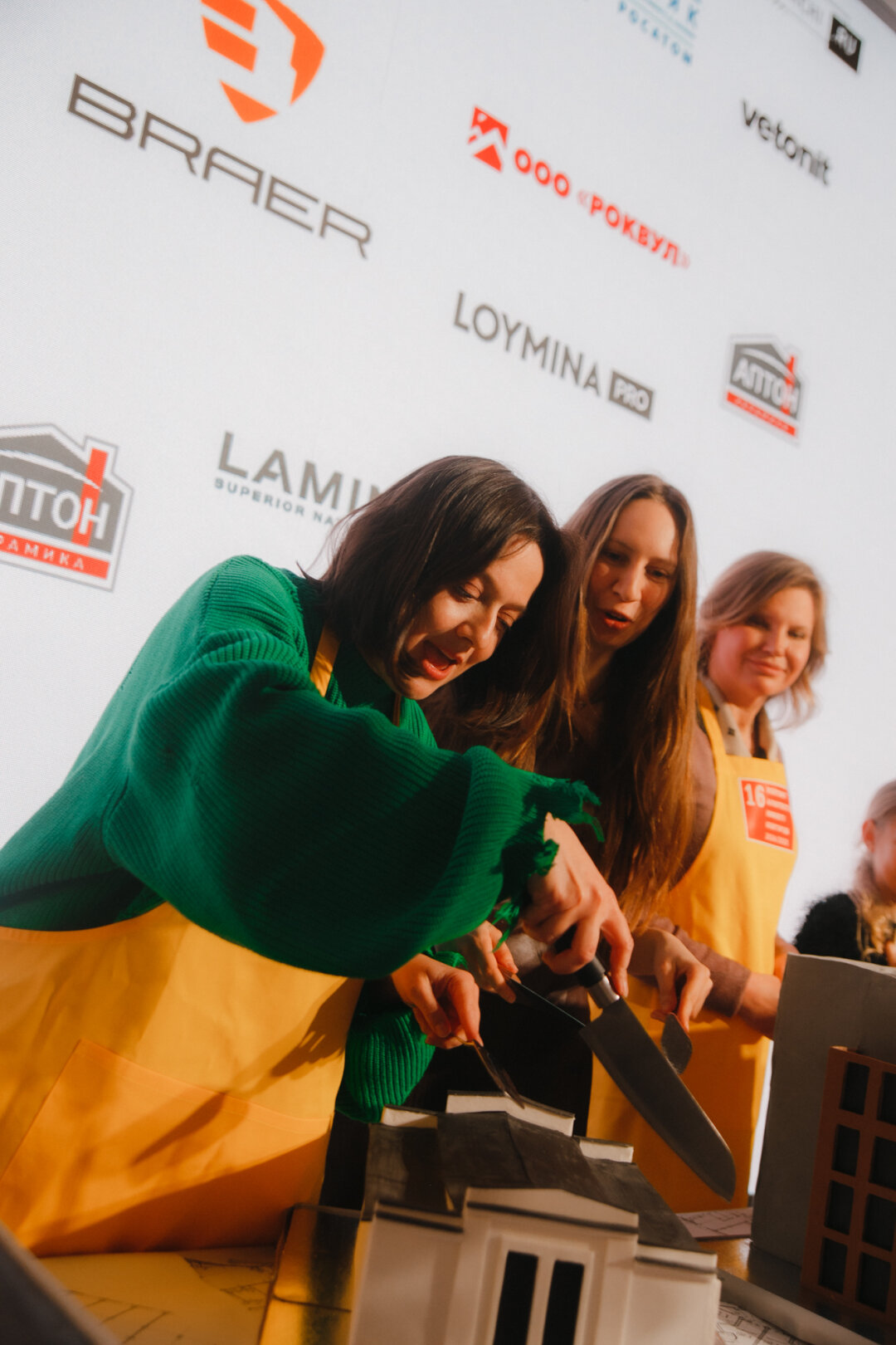 Самый компактный торт разрезала директор ИРГСНО Дарья Шорина, а съели его одним из первых