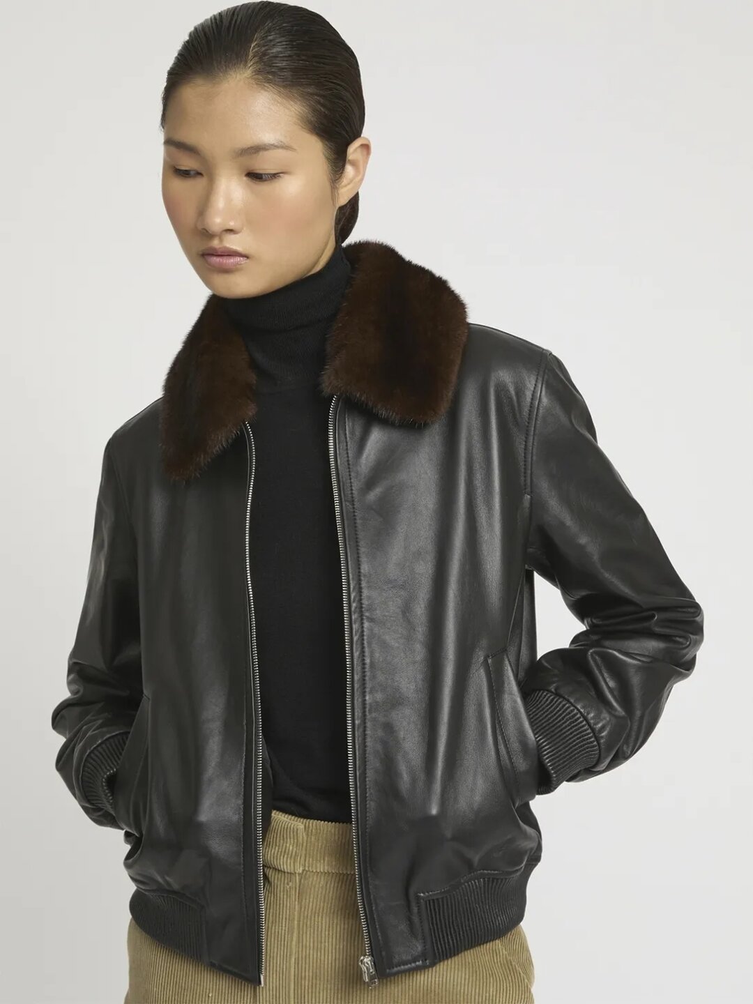 Yves Salomon, «Кенгуру», 295 000 руб. На примере показов Mugler, Vaquera и Gucci продолжаем носить мех и после зимы. Весенняя альтернатива дубленкам