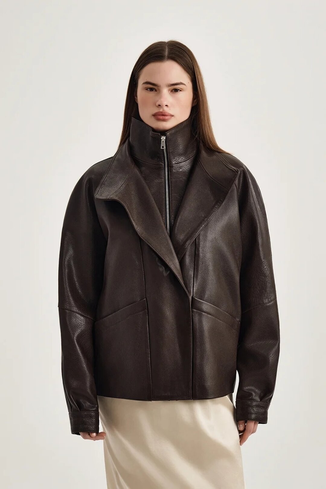 Rockabi, 153 000 руб. Петербуржцы Rockabi продолжают исследовать все ипостаси кожаных курток и в новом сезоне выпустили необычную модель Raven О