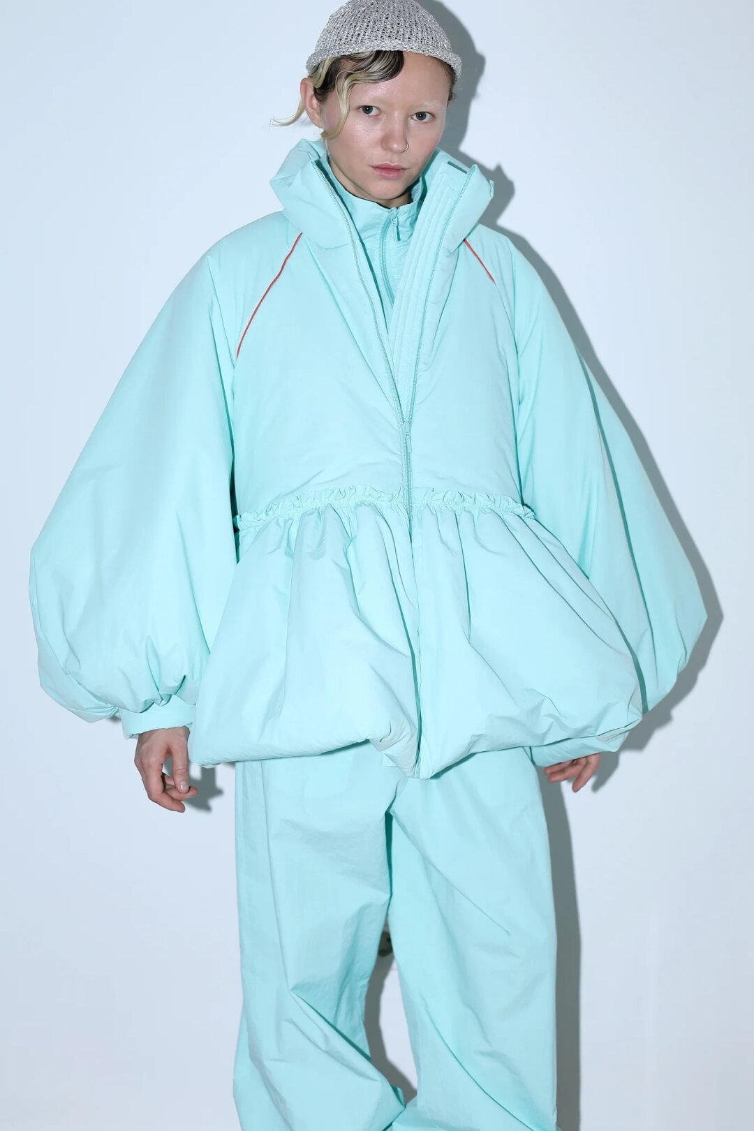 Bitte Ruhe, 34 000 руб. Что объединяем худрука Christian Dior Джонатана Андерсона и фаундера Bitte Ruhe Ксению Кудряшову? Любовь к баскам! Первый