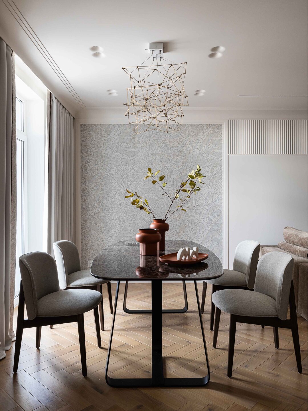 Создание ровного и надежного пола доверили «Паркетной мастерской», стол и стулья от фабрики Calligaris выбрали в салоне «Дизайн Интерьер»