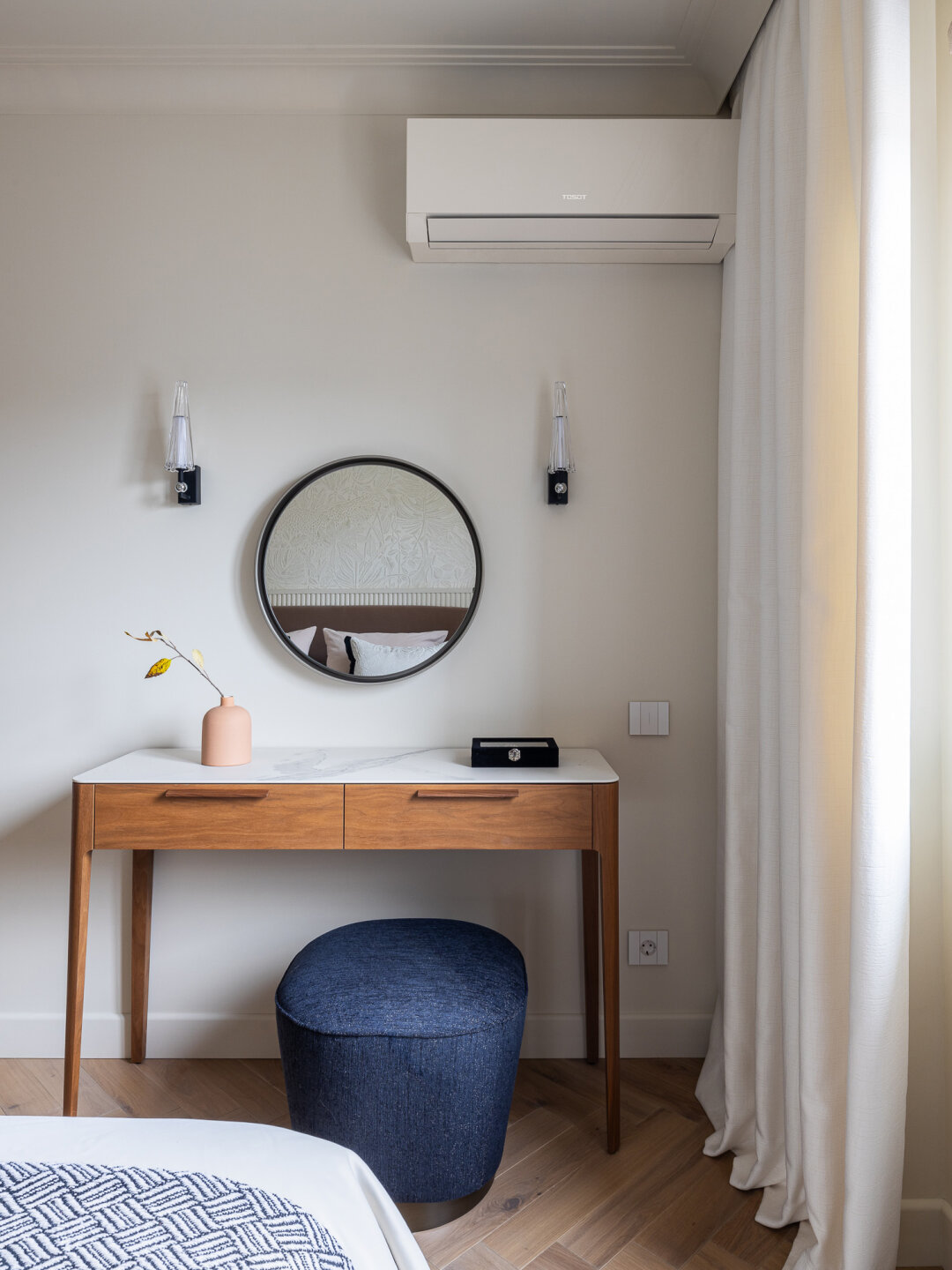 Стол и пуф от Furman выбрали в салоне «Частная коллекция»