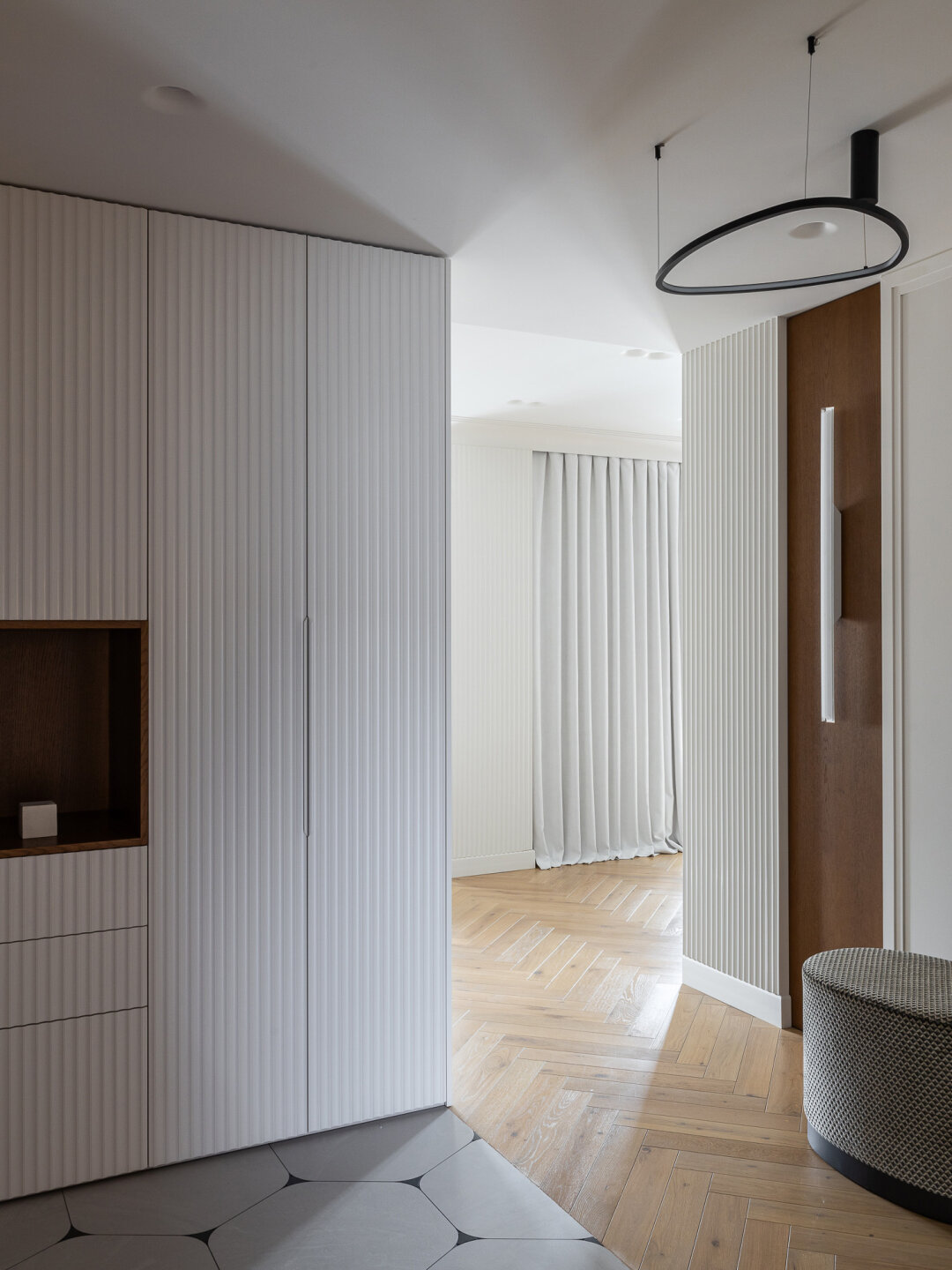 Производством шкафов и корпусной мебели занималась фабрика Betto Bardi; обои американской фабрики York приобрели в салоне «Амбиент»