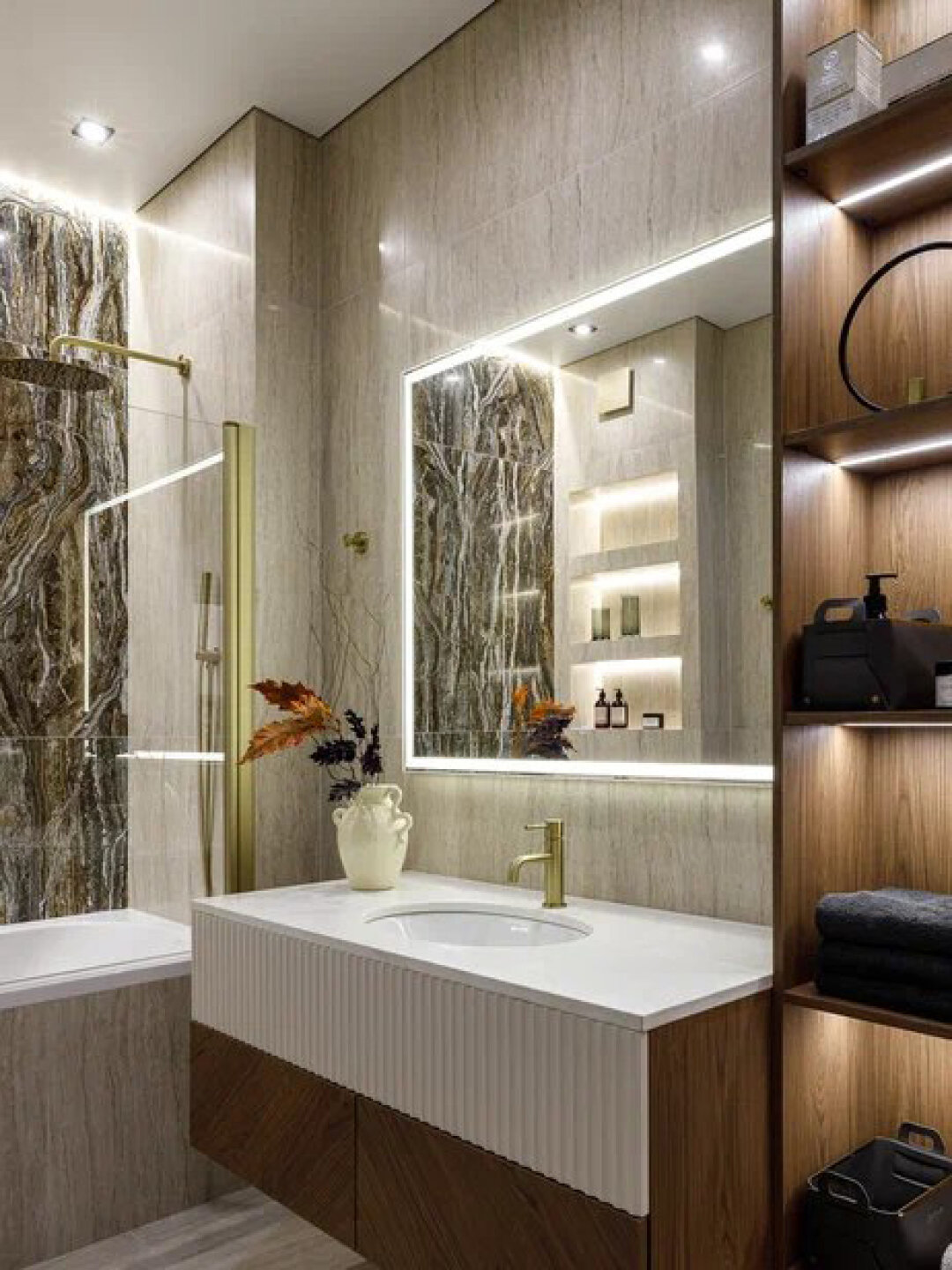 В салоне «Европа» подобрали не только эффектную плитку с прожилками, но и всю лаконичную сантехнику