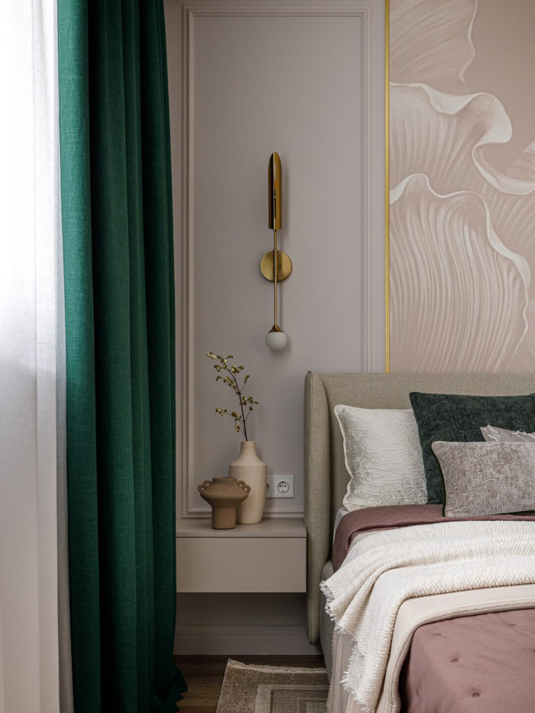 Весь мягкий объем в доме – от кровати в спальне до строгого стула в кабинете и уютных пуфов – доверили фабрике «Авторский проект»