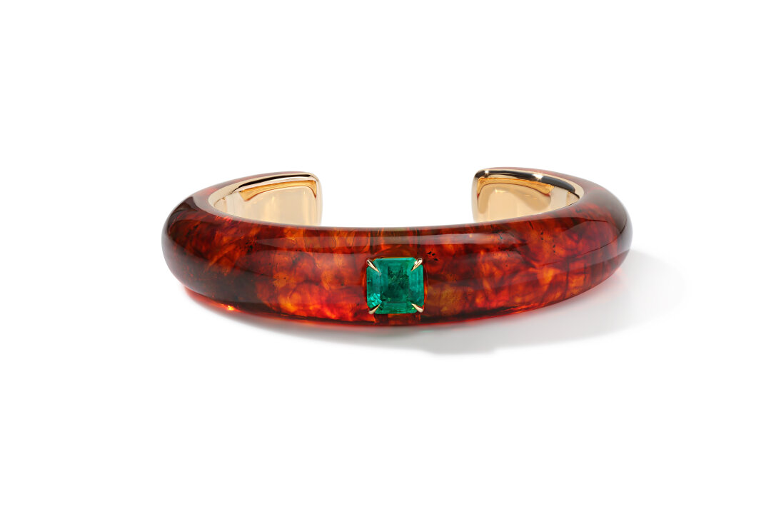 Браслет Liza Borzaya, 3 360 000 руб. Ювелир Елизавета Бозунова апгрейднула мейнстримный дутый браслет из смолы до уровня fine jewelry — пересочинила