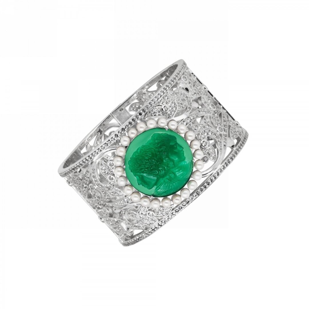 Браслет Russkaya Skazka, 450 000 руб. Лучший оберег от двуличных тюбиков — серебряный ретро-браслет с двуликой камеей (ручная резка на изумрудном