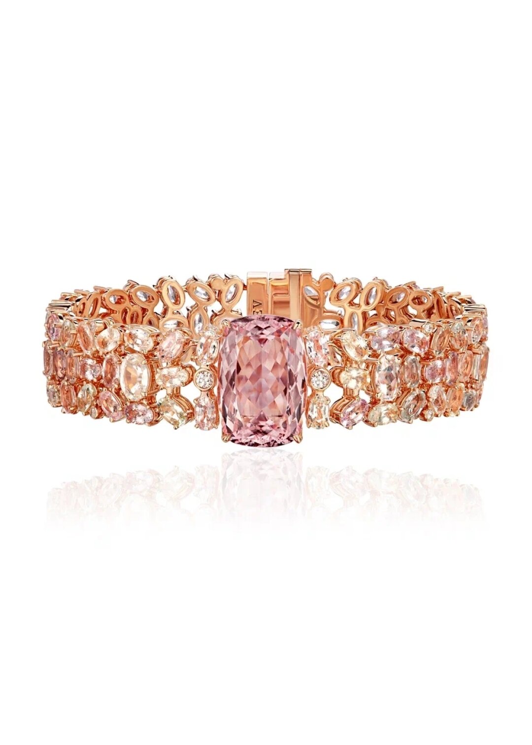 Браслет Сluev, цена по запросу Пухлый морганит весом 13,36 карат развалился на перине из бриллиантов и сапфиров Сluev (завидуем и хотим так же!)