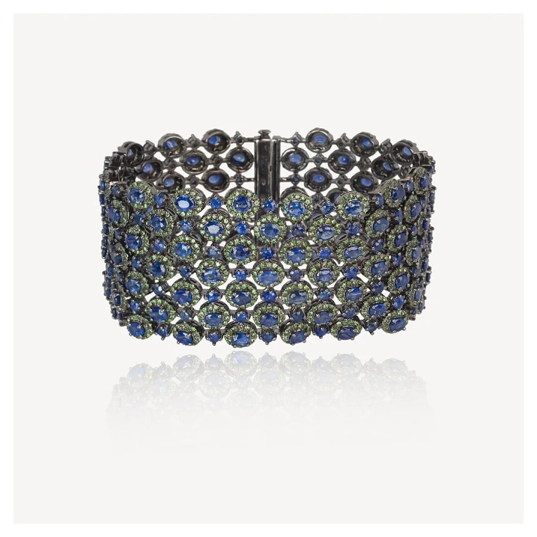 Браслет Style Avenue, 750 000 руб. «Встаньте, дети, встаньте в круг!» на ювелирном звучит так: 210 сапфиров держатся за руки в окружении 1416