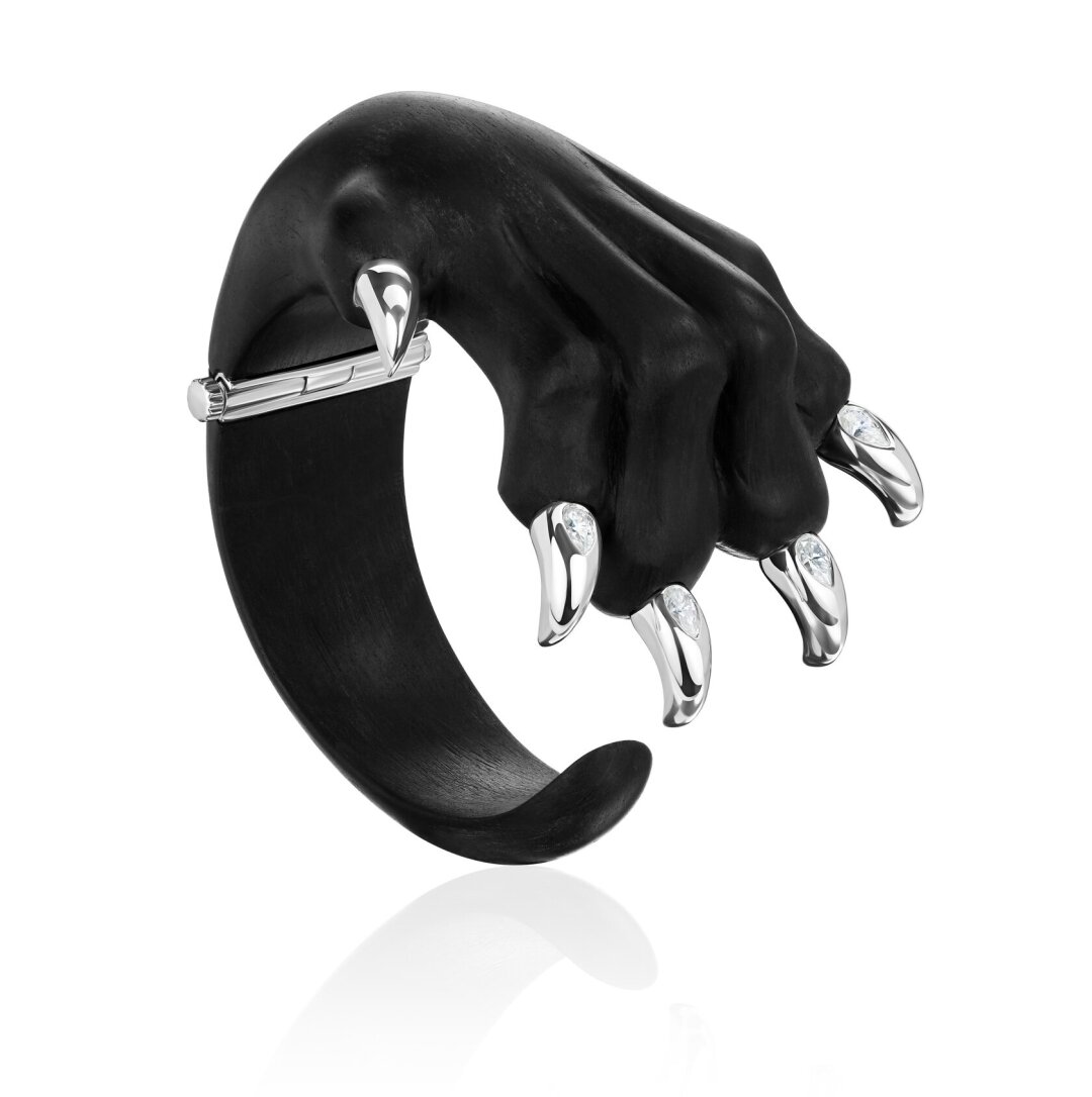 Браслет Letters&Stones, 200 000 руб. На случай важных переговоров забираем ювелирную палочку-выручалочку — когтистые браслеты Letters&Stones