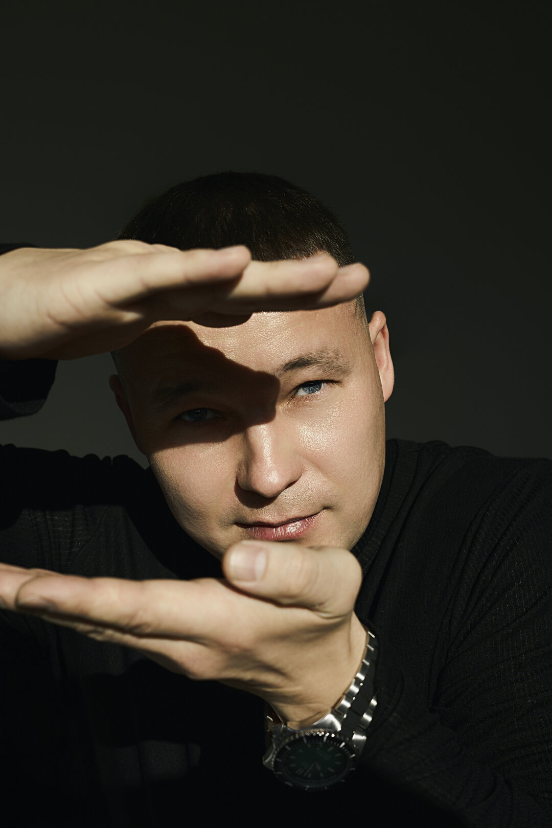 Лонгслив ANDREA YA’AQOV, часы EDOX SKYDIVER NEPTUNIAN AUTOMATIC («Эталон»)