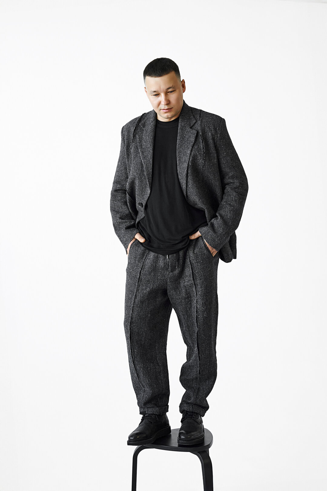 Костюм и лонгслив ANDREA YA’AQOV, ботинки THE LAST CONSPIRASY (PLACE)