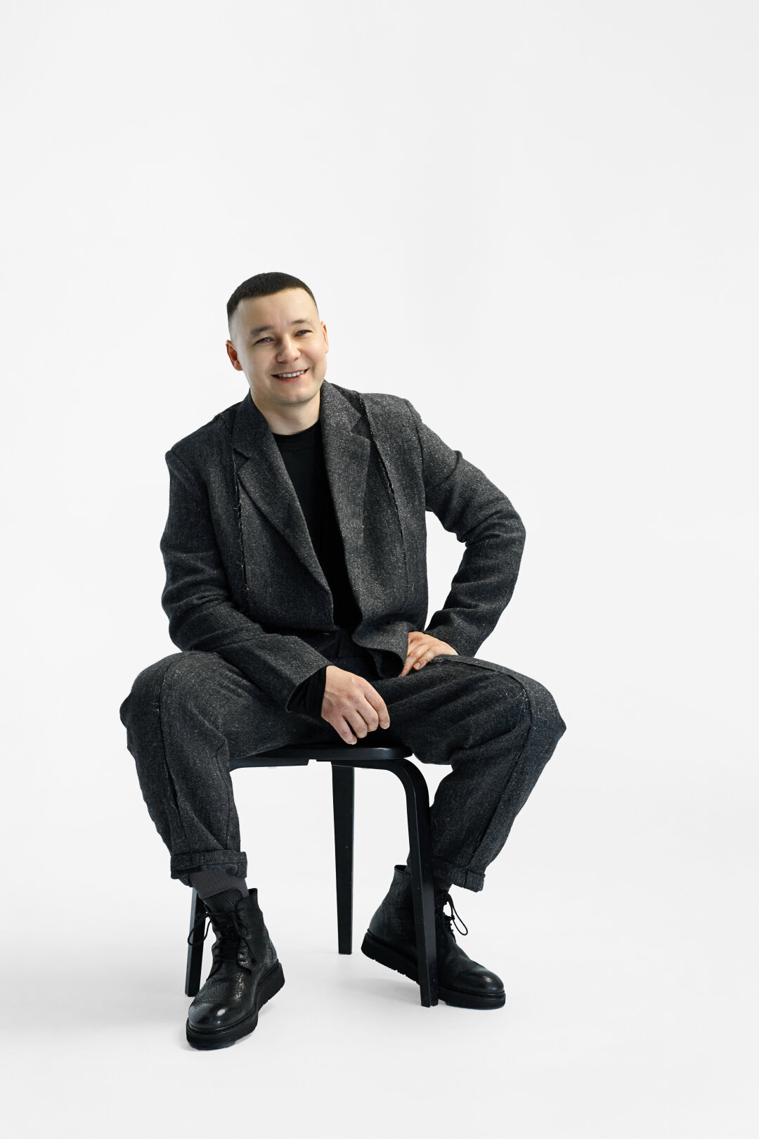 Костюм и лонгслив ANDREA YA’AQOV, ботинки THE LAST CONSPIRASY (PLACE)