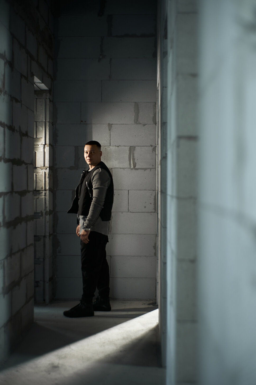 Жилет и брюки THOM/KROM, лонгслив D.HYGEN, подвеска 139DEC, ботинки THE LAST CONSPIRASY (PLACE), часы EDOX DELFIN MECANO («Эталон»)