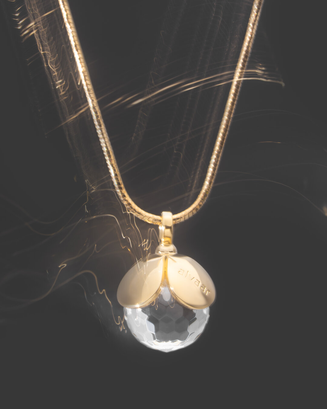 Alvaar, 10 000 руб. В мире авторов знаменитых подвесок-четырехлистников alvaar проросли хрустальные ягодки-гексагоны