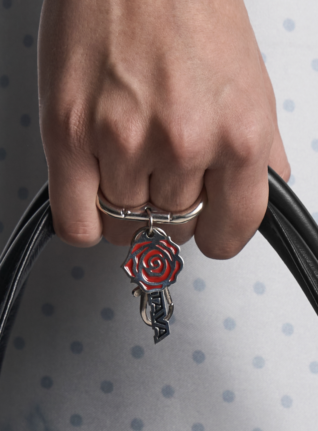 Ushatava, 23 900 руб. Худрук Ushatava Нино Шаматава трансформировала кастет в нейзильберное кольцо на два пальца, украшенное подвеской в виде тату