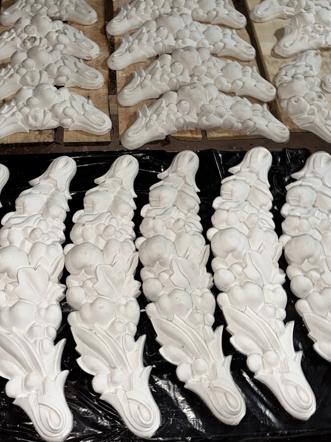 В том числе частично утраченную лепнину