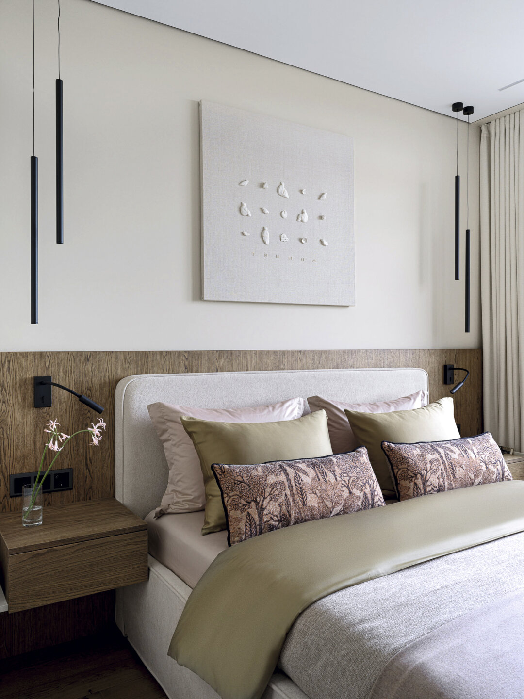 Главная роль в спальне отведена многослойному текстилю приглушенных оттенков