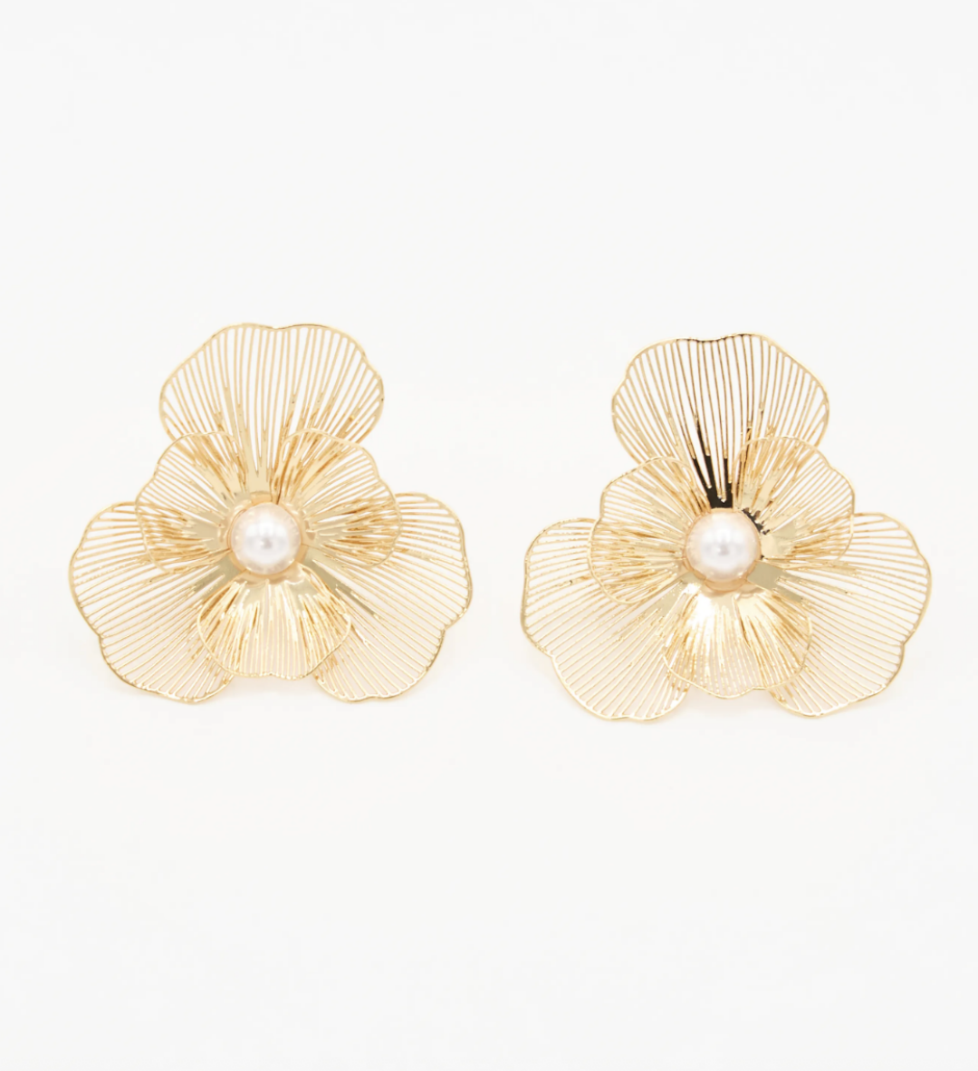 Maag, 1 299 руб. Живописные серьги-гвоздики Maag видим в комбо с воздушными бохо-платьями в оборках и рюшах, деревянными клогами и ажурными