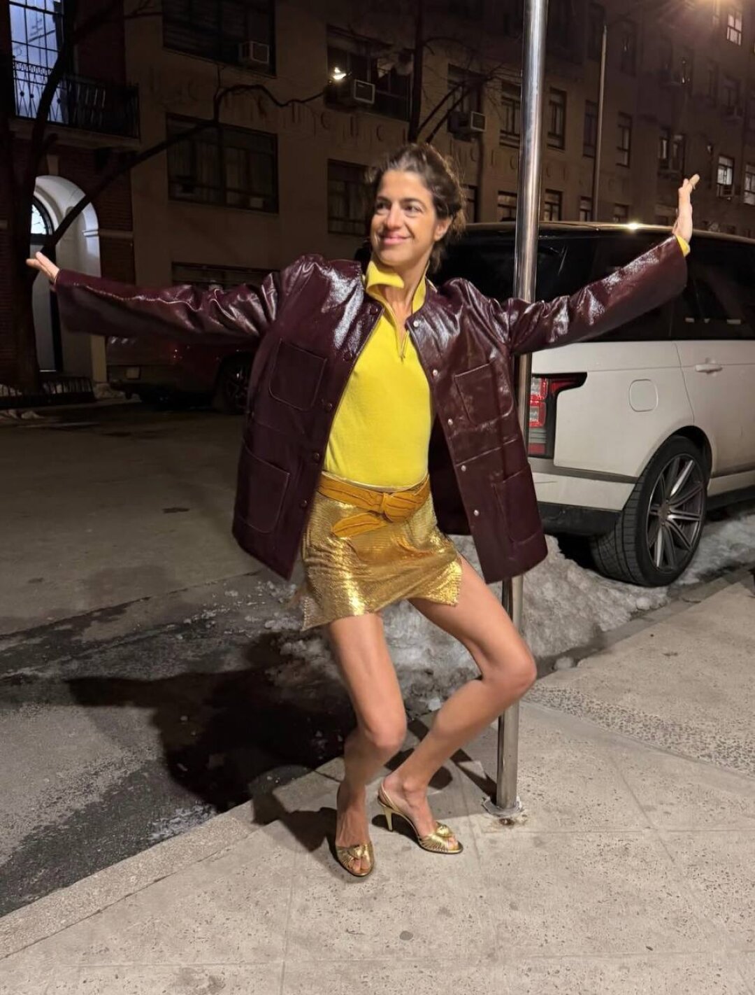 Модный редактор Леандра Медин в своем репертуаре эклектичном порыве поженила ярко-желтое поло с карго-курткой из бордовой кожи и золотистыми юбкой и