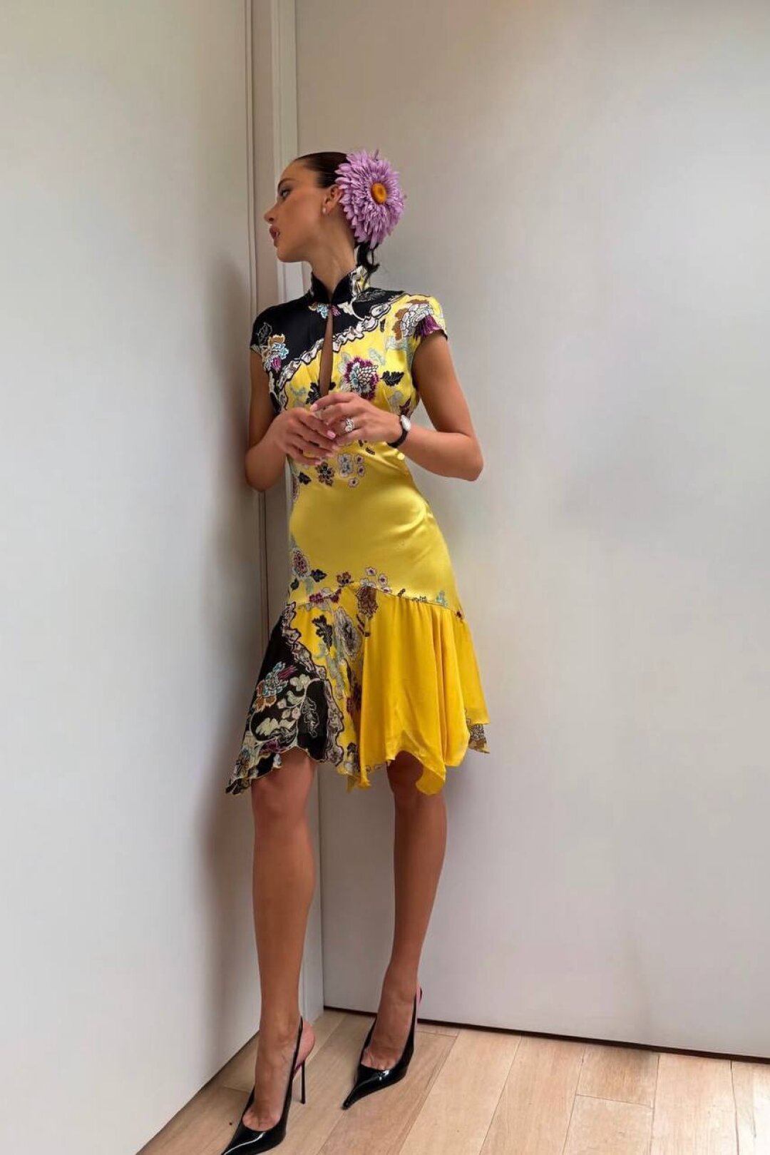 Главная фэшн-икона зумеров — модель Ливия — на волне шинуазри-тренда выгуливает нарядное ципао-платье с желтыми вставками, дополняя его черными