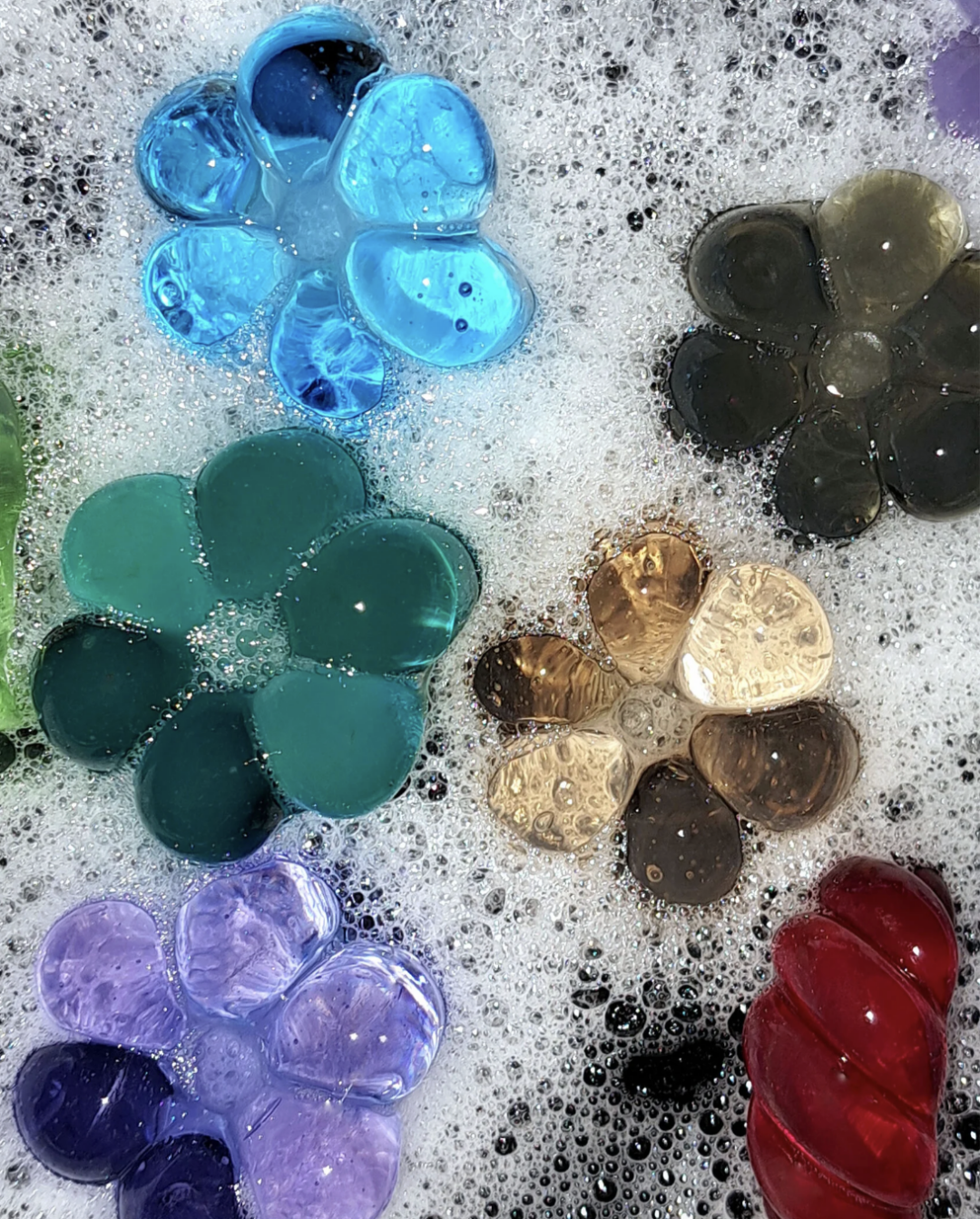 Don't Drop the Glass, 8Store, 6 500 руб. Стеклянные ромашки-турмалины, незабудки-сапфиры и флоксы-льдинки — это кольца из опалового и дихроичного