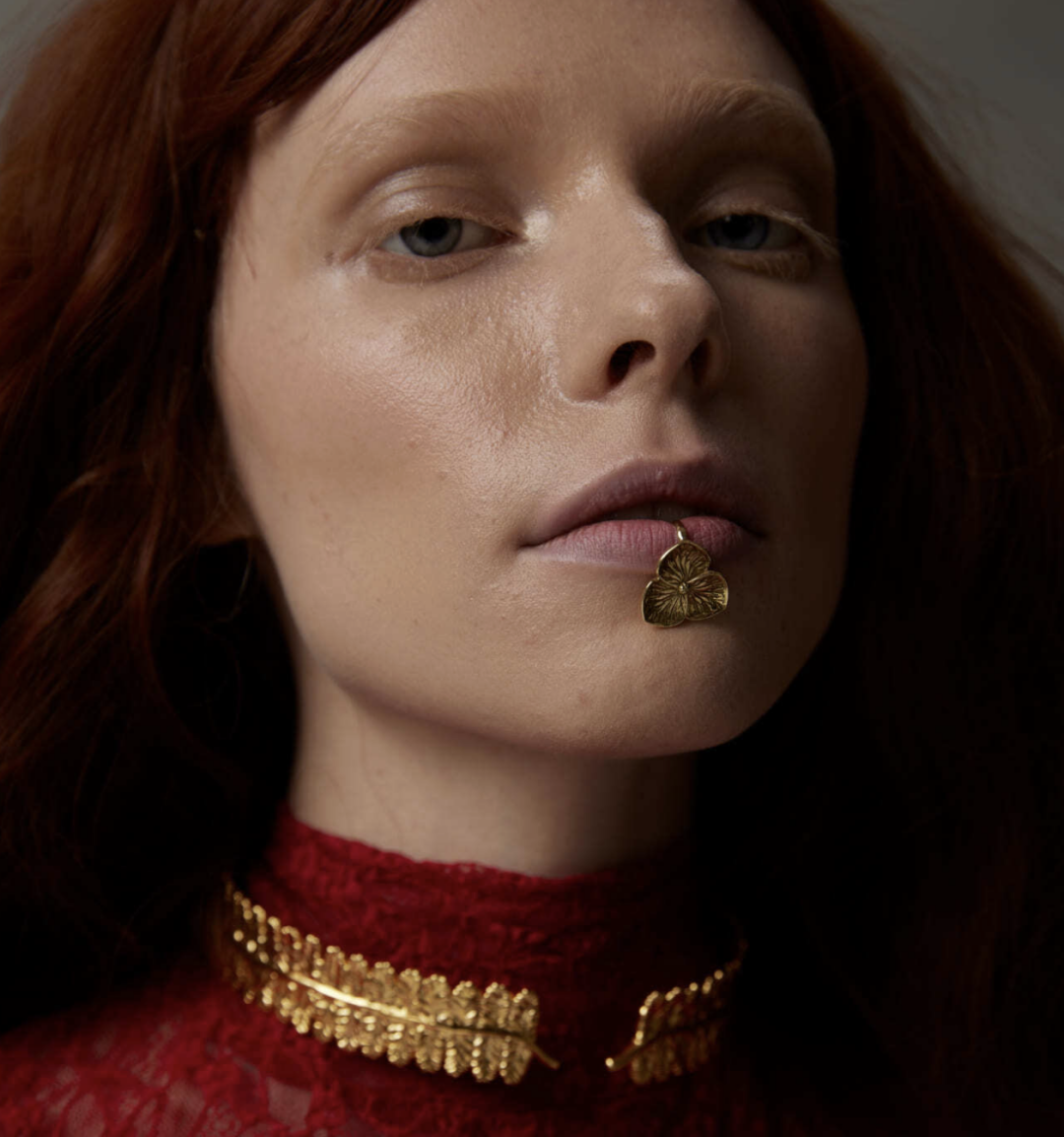 Klever, 7 000 руб. Одобряем тренд от Алессандро Микеле на лицевые каффы и носим подвеску-гортензию (идеально — в дуэте c помадой Arive Makeup в