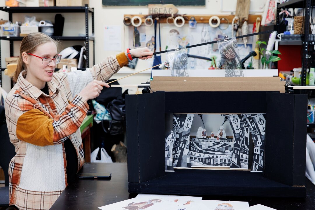 Художник Виктория Ельцова в работе над спектаклем «Черная курица, или Подземные жители» Пермского театра кукол