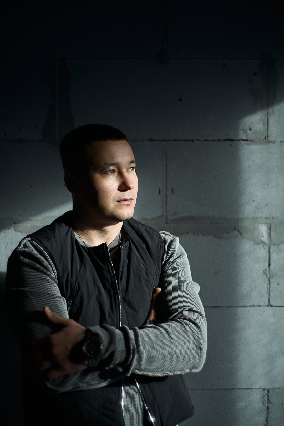 Жилет THOM/KROM, лонгслив D.HYGEN, подвеска 139DEC (PLACE), часы EDOX DELFIN MECANO («Эталон»)