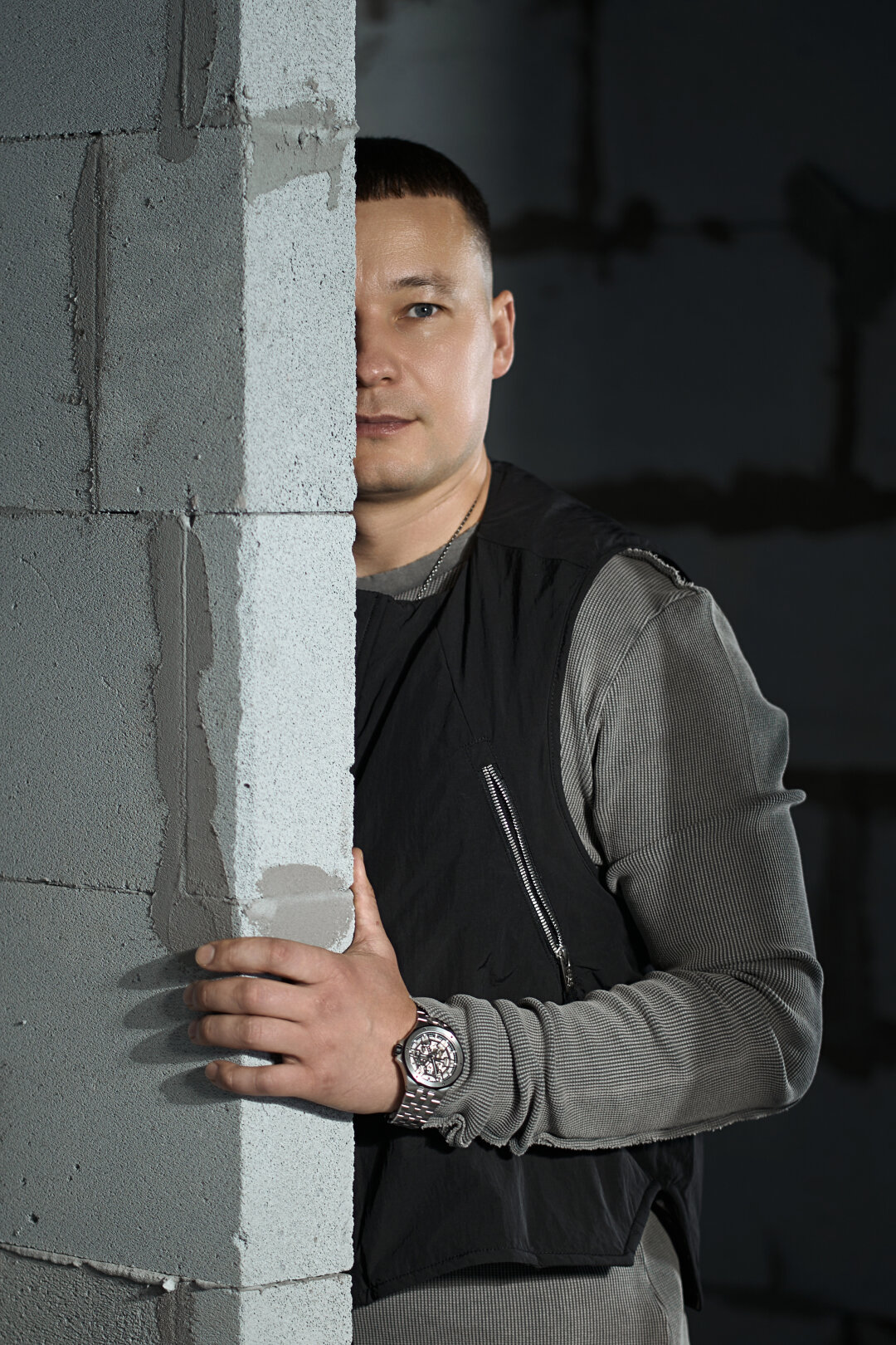 Жилет THOM/KROM, лонгслив D.HYGEN, подвеска 139DEC (PLACE), часы EDOX DELFIN MECANO («Эталон»)