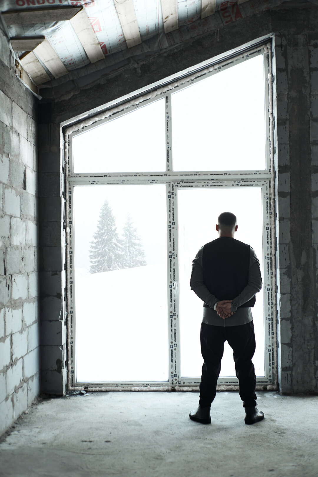 Жилет и брюки THOM/KROM, лонгслив D.HYGEN, ботинки THE LAST CONSPIRASY (PLACE), часы EDOX DELFIN MECANO («Эталон»)