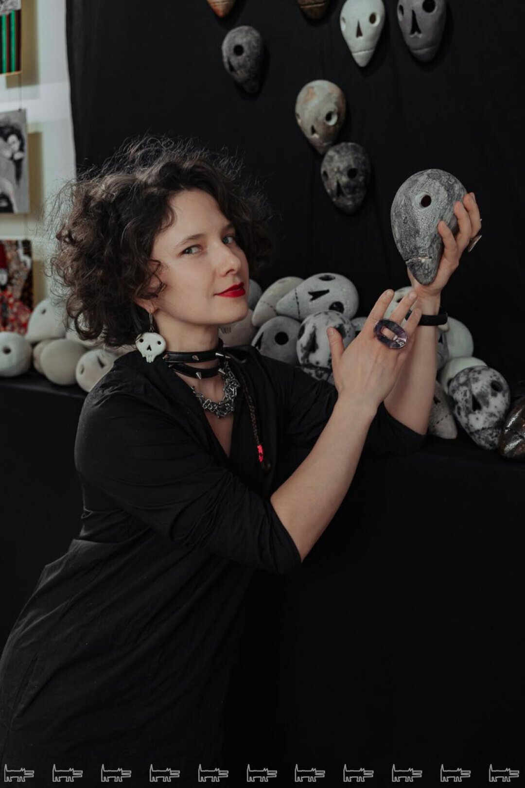 Екатерина Чарина с керамическими черепами своего авторства