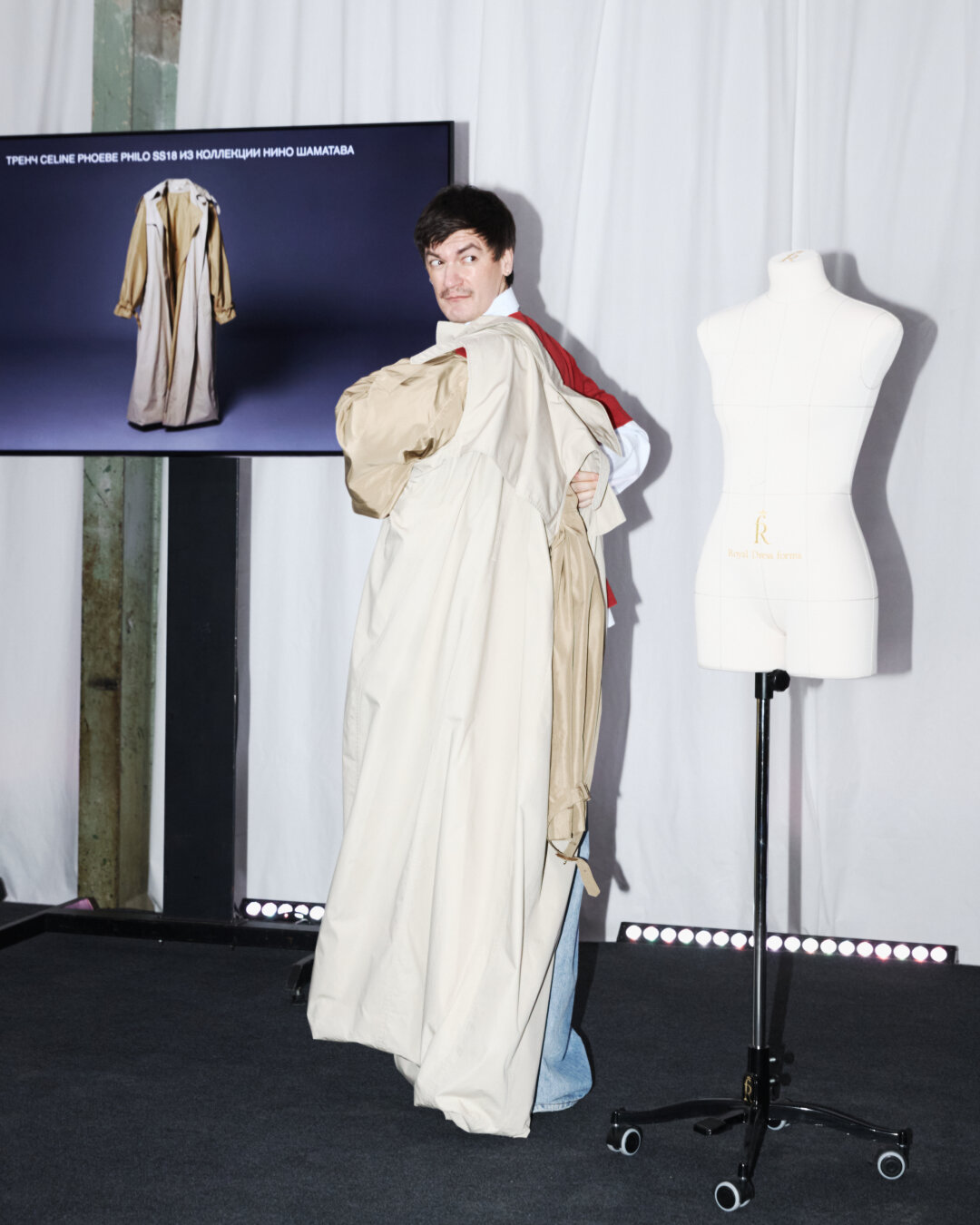 Александр Гудков в архивном плаще Phoebe Philo из коллекции Нино Шаматава