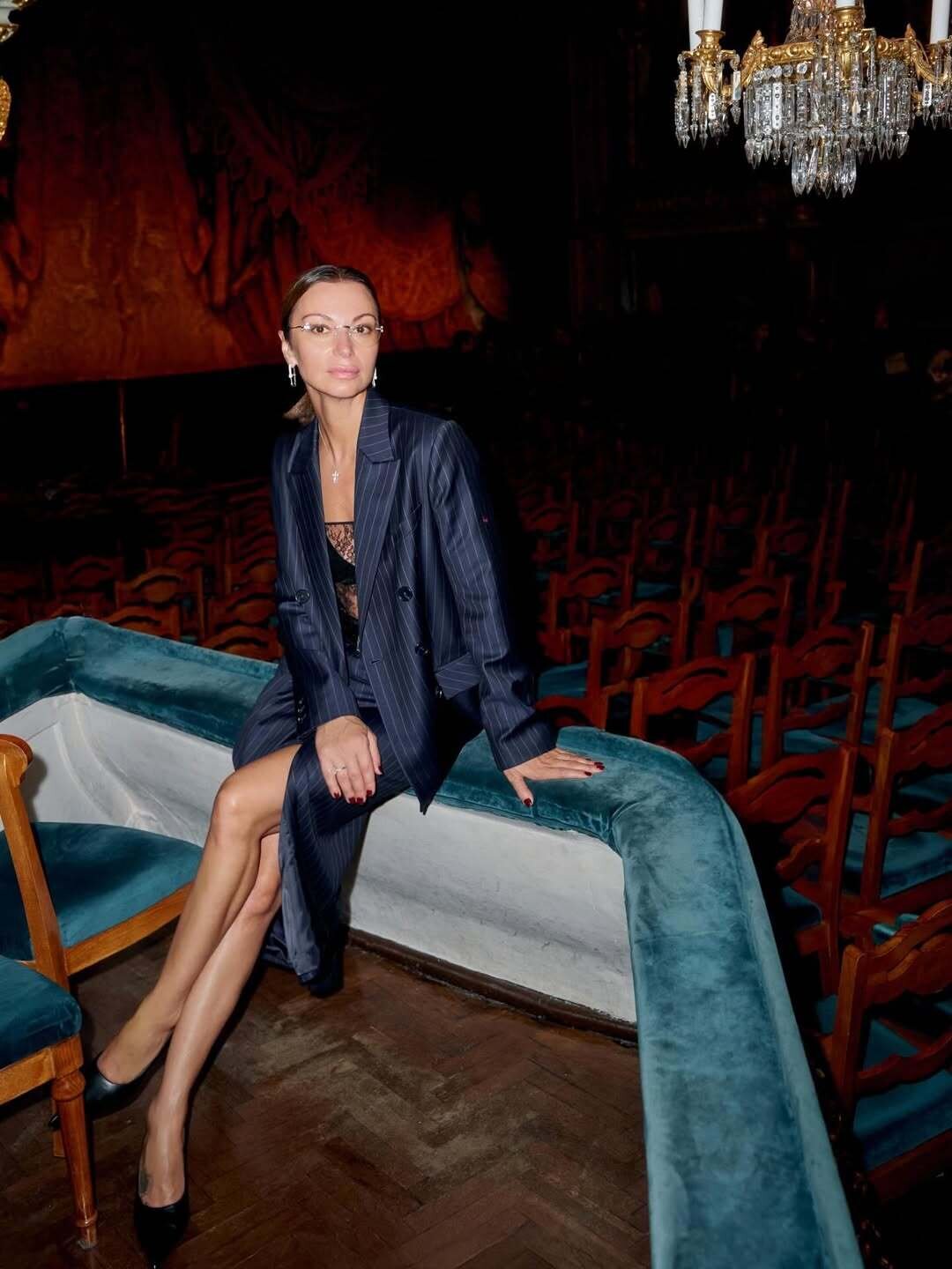 Шорена в пинстрайп-костюме Roseville на балете «Анюта» на Исторической сцене Мариинского театра