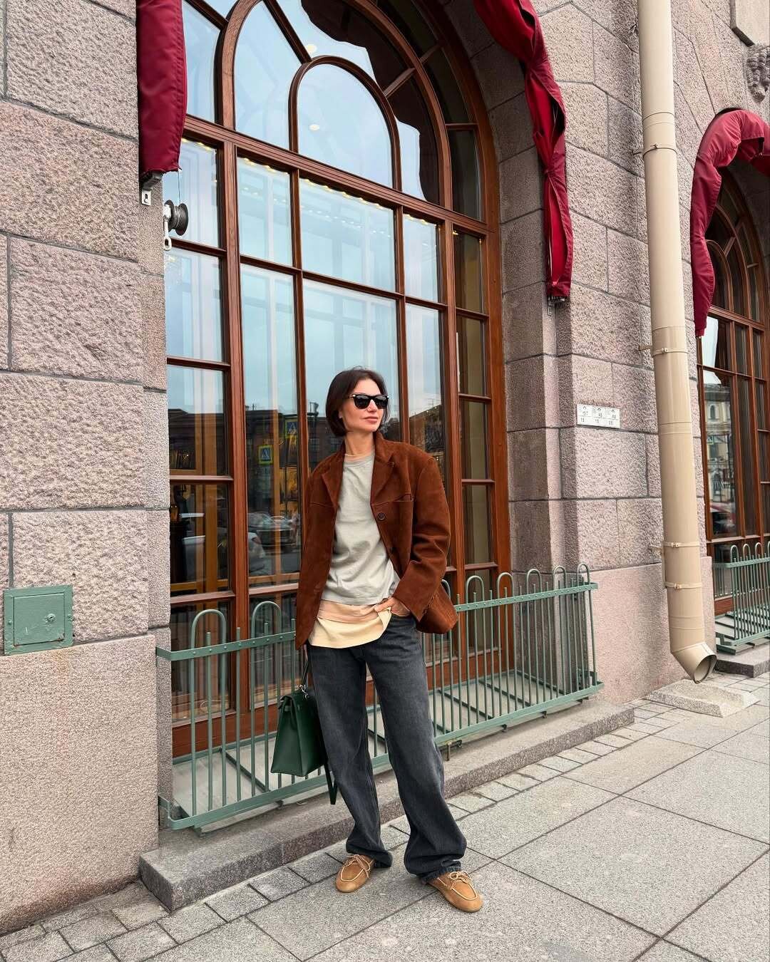 Шорена в замшевом жакете Rockabi, который советует стилизовать с джинсами и мокасинами