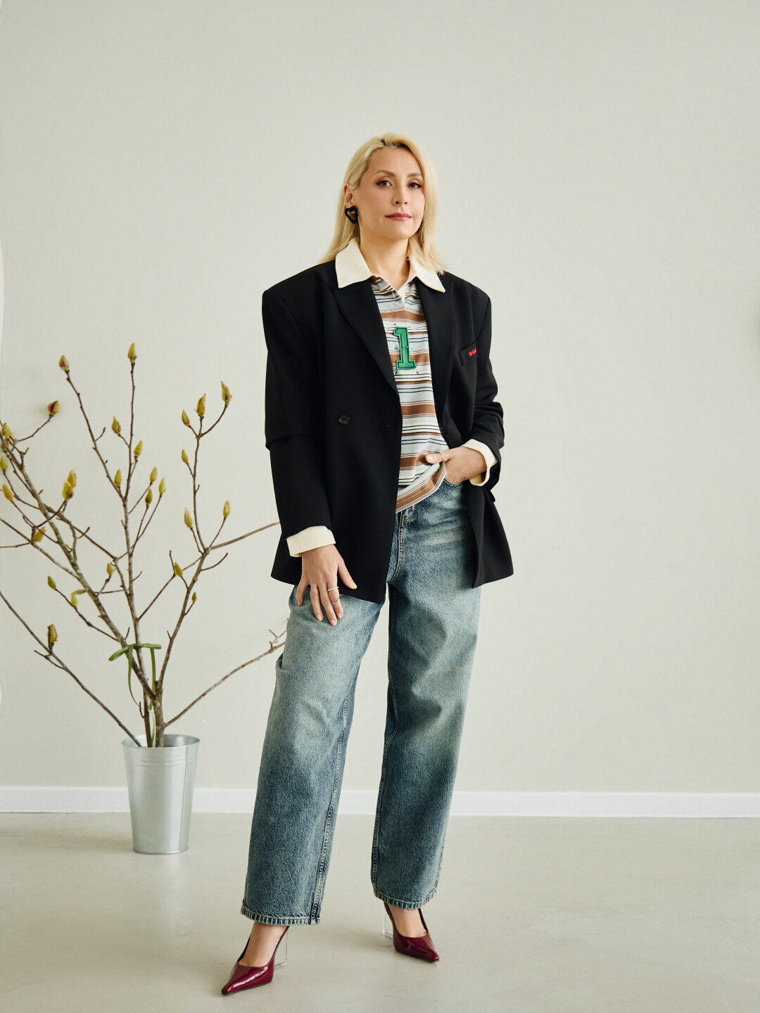 Поло Nume, джинсы Rosi, пиджак Мама разрешила, украшения Diva, туфли Wysh