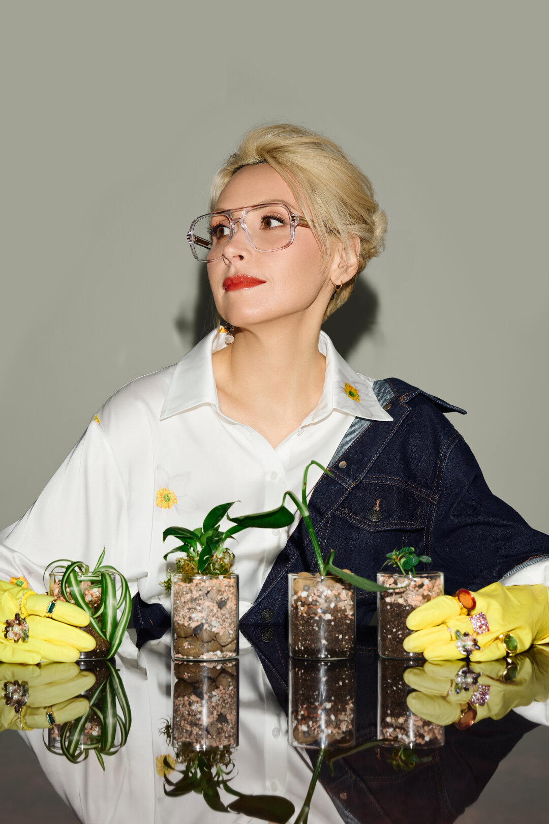 Рубашка MASHKARA, комбинезон Mossmore, казаки ARAZ, украшения Diva, очки KALEOS (Оптика Optima)