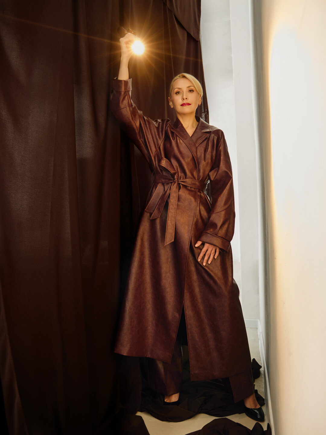 Тренч, брюки MASHKARA, туфли Christian Louboutin