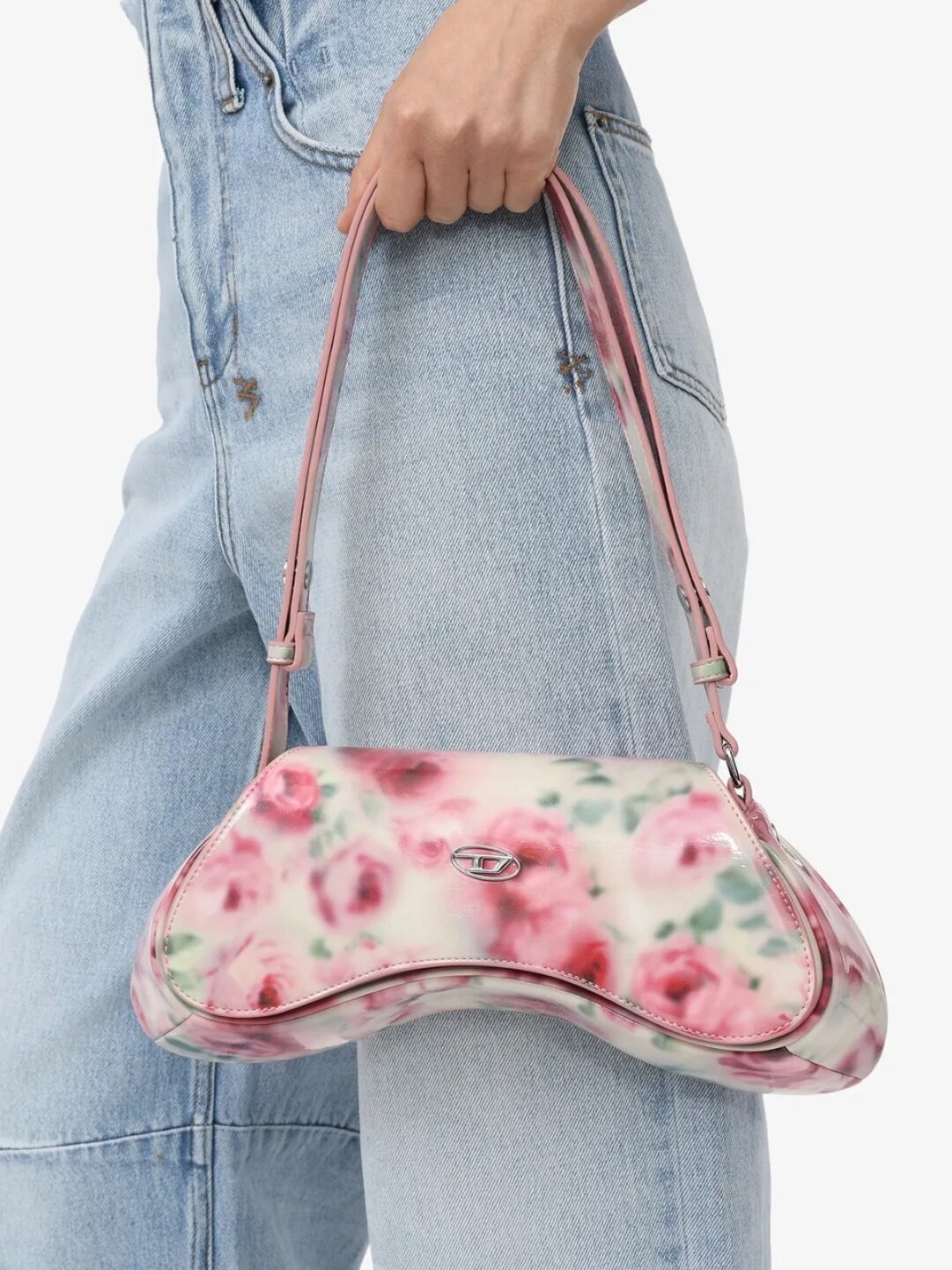 Diesel, «Кенгуру», 38 000 руб. Кибер-силуэт (отсылка к геймпаду!) культовой сумки Play от Diesel встречается с наивным ретропринтом