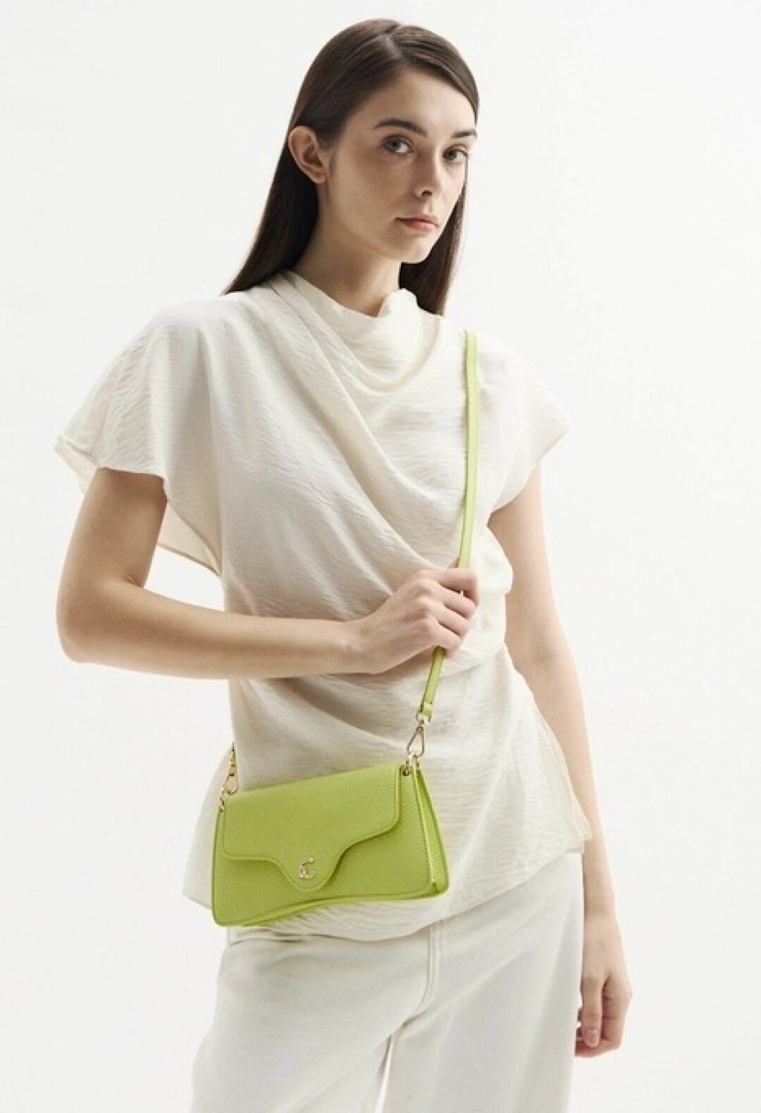 Coccinelle, BNS club, 23 100 руб. Неоновые оттенки — от ядовито-оранжевого до вырви-глаз-фуксии — совершили триумфальный камбэк при поддержке Loewe и