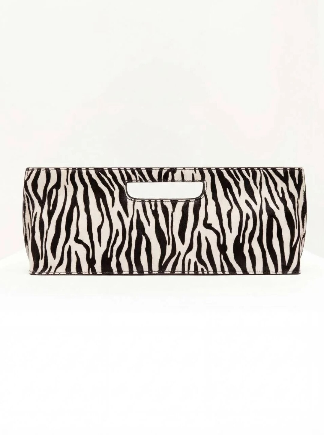 Drop the bag, 18 900 руб. Повторяем стайлинг-трюк с показов Chanel и The Attico: миксуем зебровый принт с чем-нибудь алым, например, ледикорной