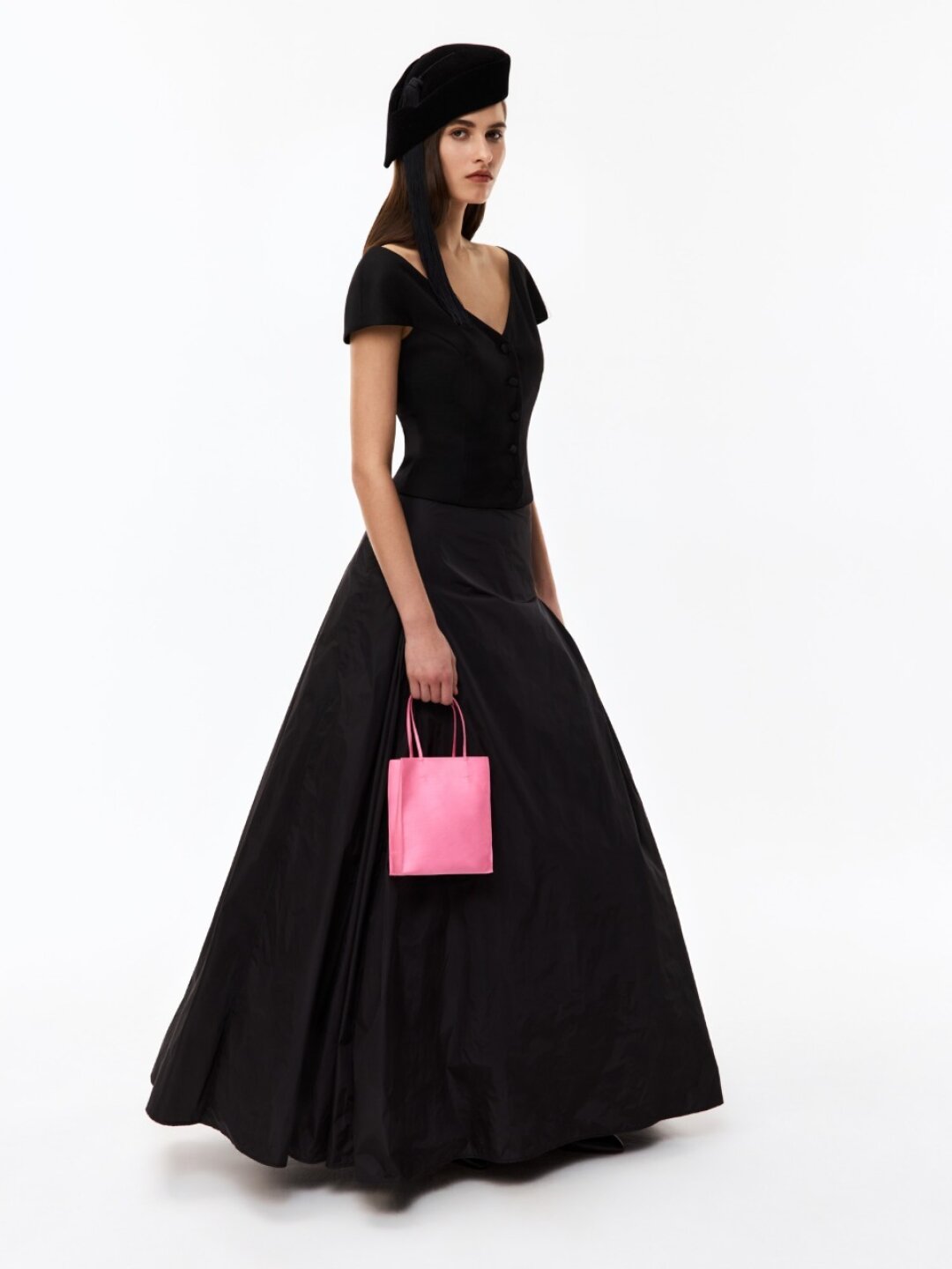 Present&Simple, 5 990 руб. Те самые атласные сумки Carven есть у нас дома: профи феминного кэжуала Present&Simple отшили очаровательные микрошоперы из