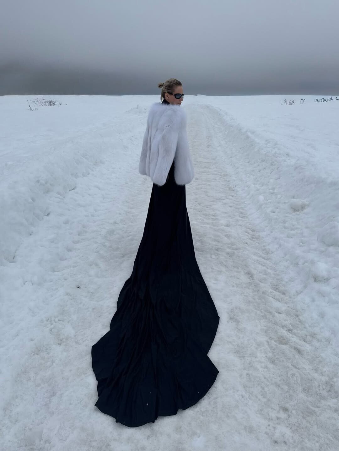 Белоснежная шуба Sencellerie — и вы сразу на фэшн-постаменте