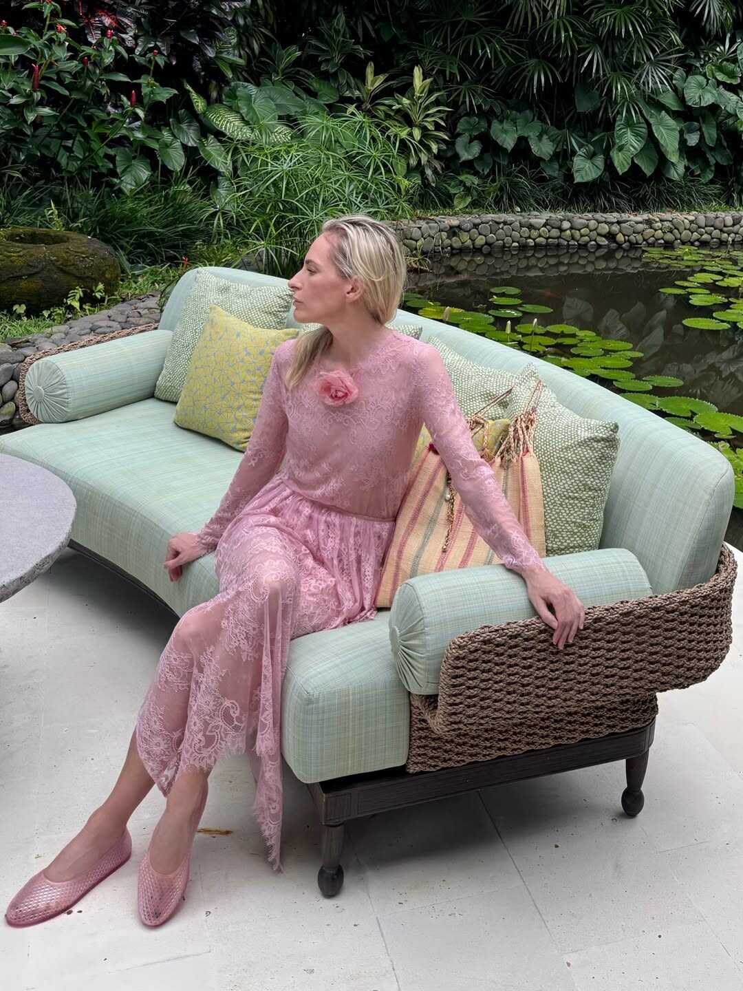 Юлия раздает тропический фэшн-шик в кружевном платье Kalmanovich